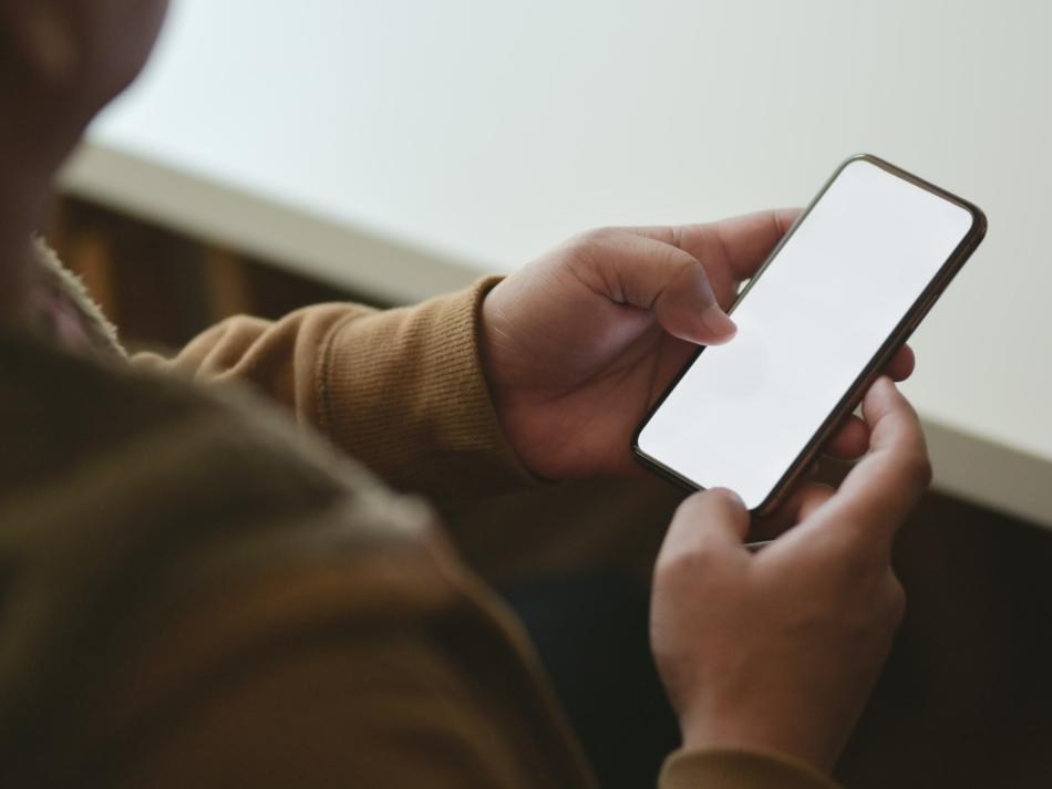persona con un móvil persona con un móvil en la web de una asesoría